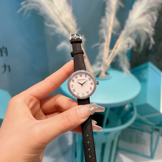 白 .玫 Tiffany蒂芙尼最新款钻石手表 独家配盒出货 Tiffanyeternity系列腕表提醒我们活在当下 热爱生活 这款腕表的表盘设计灵感源自20世纪